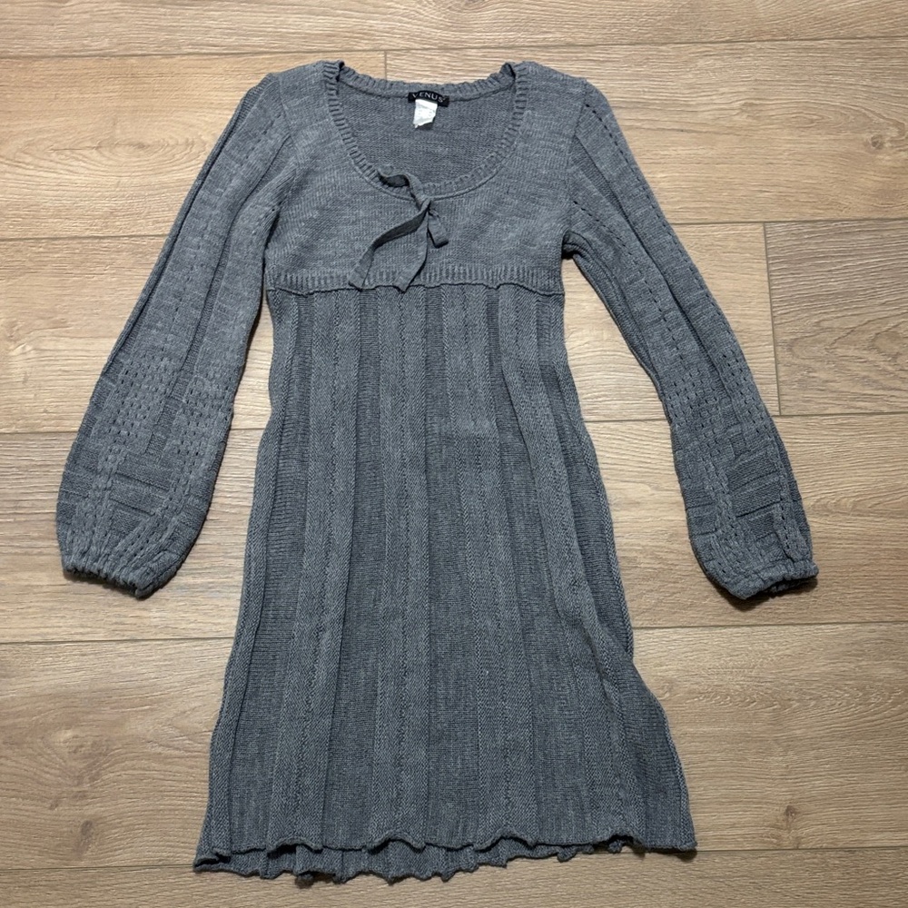Women’s size 4 VENUS Gray Ribbed Knit Top with Bow Accent